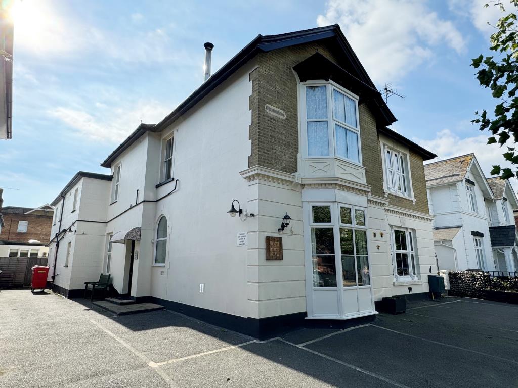 Lot: 102 - FREEHOLD GUEST HOUSE WITH 11 GUEST ROOMS AND SEPARATE OWNER'S ACCOMODATION - Detached building with car parking area to front